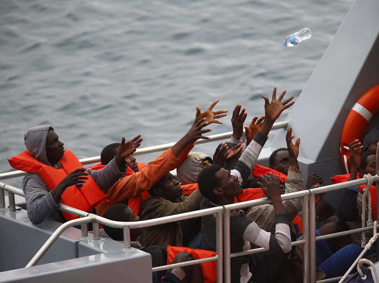 Tengeren hánykolódó menekültek Málta partjainál. Áthárítják a terheket Darrin Zammit Lupi / Reuters